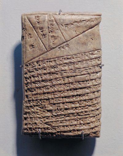 Tavoletta con quattordici righe di un testo matematico in scrittura cuneiforme e un disegno geometrico da Mesopotamian